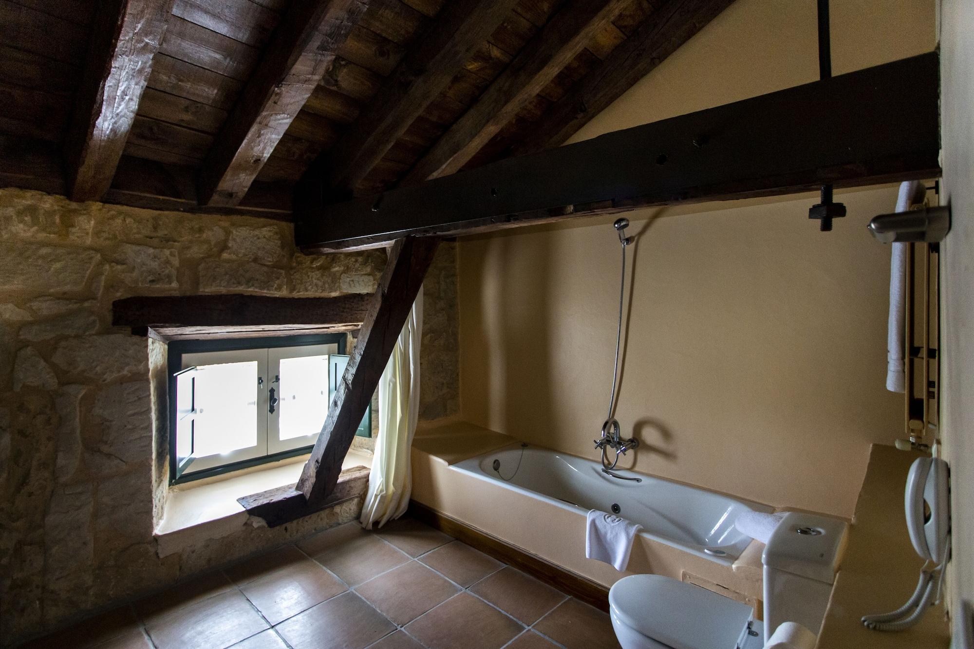Hacienda Zorita Wine Hotel & Spa Valverdón Екстериор снимка Bathroom in the house