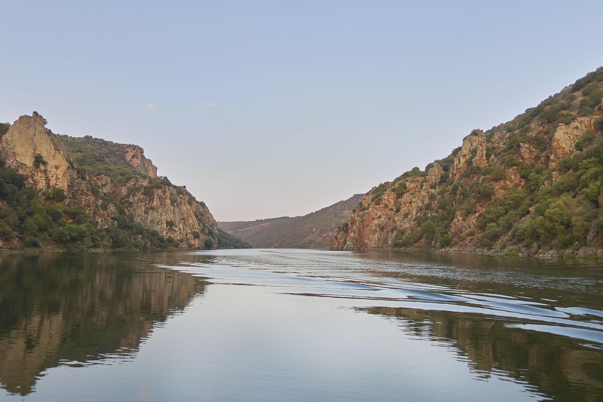 Hacienda Zorita Wine Hotel & Spa Valverdón Екстериор снимка The river at the end of the canyon