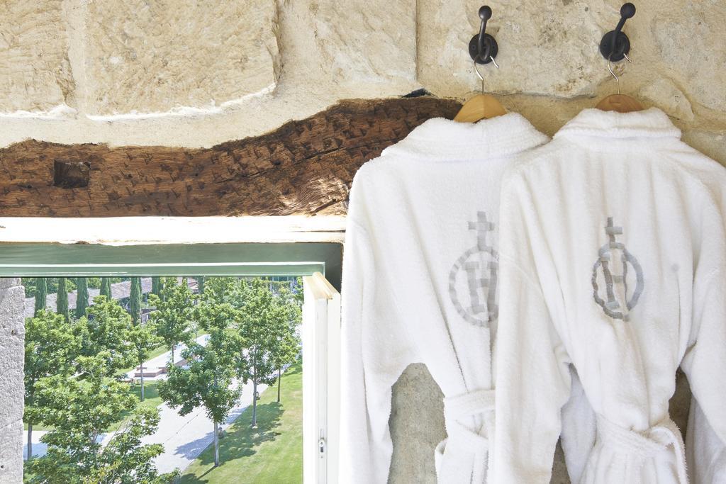 Hacienda Zorita Wine Hotel & Spa Valverdón Екстериор снимка Two bathrobes