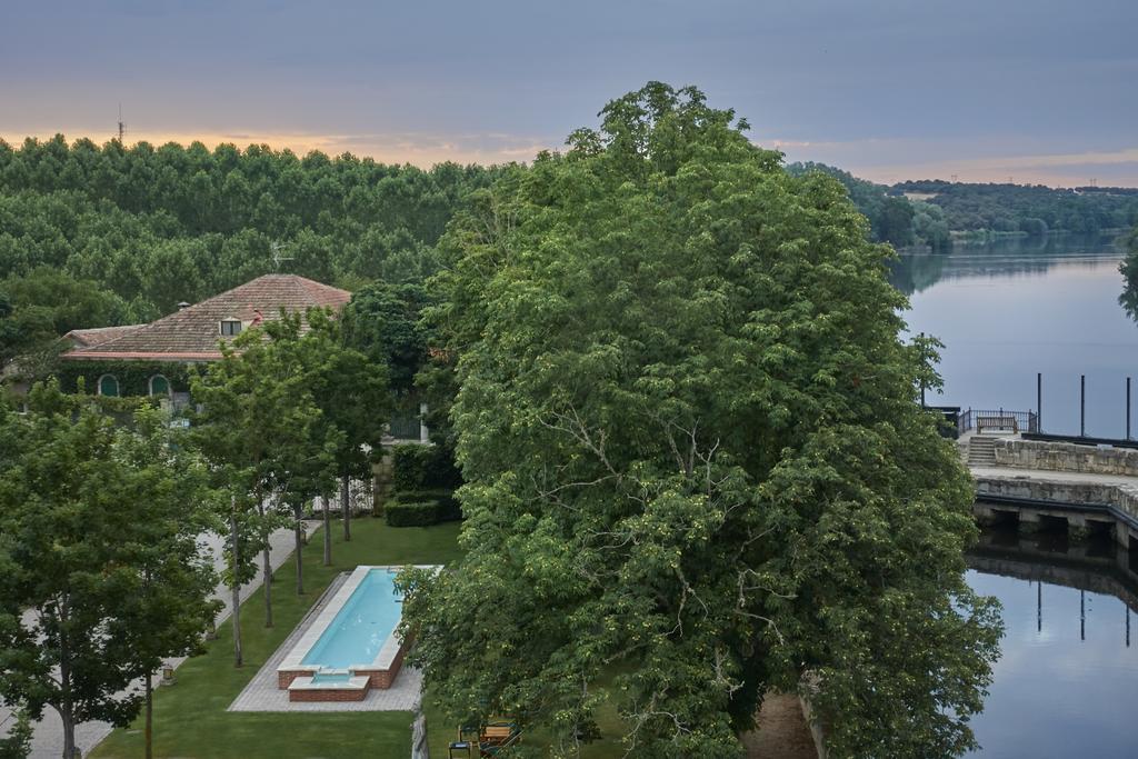 Hacienda Zorita Wine Hotel & Spa Valverdón Екстериор снимка View of the lake from the hotel