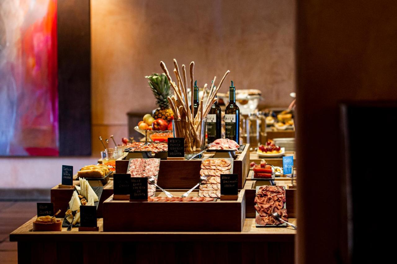 Hacienda Zorita Wine Hotel & Spa Valverdón Екстериор снимка A buffet at a hotel